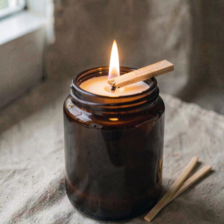 Crackling wood-wick candle